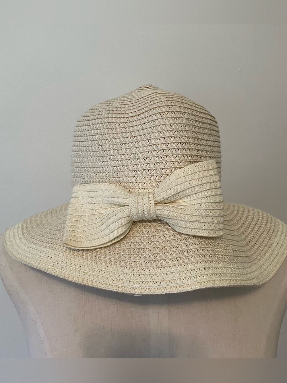 Women’s Woven Straw Cloche Hat Ivory Bow Strap Floppy Sun Beach Derby